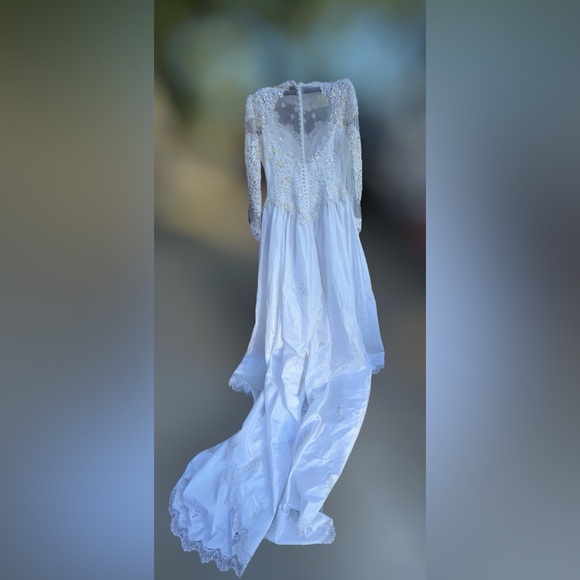 Elegant White Lace Vintage style Wedding Dress - Picture 4 of 7